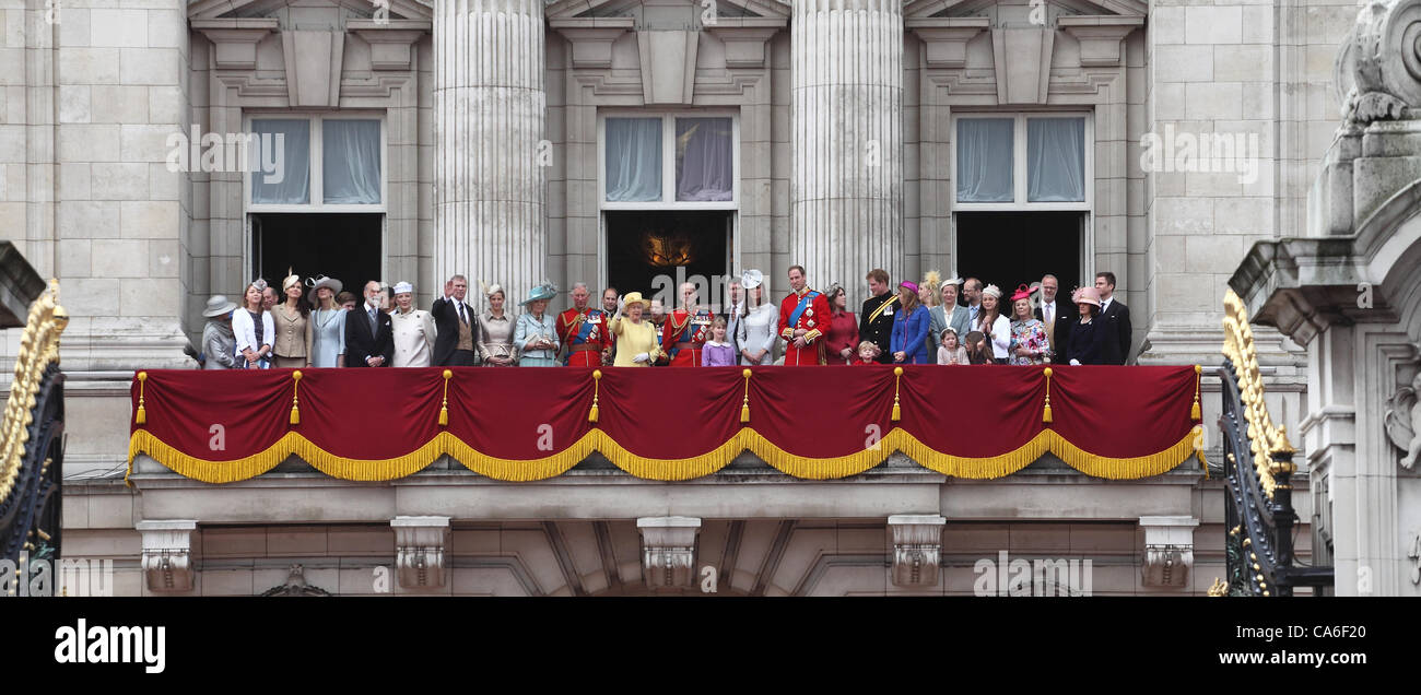 Sa Majesté la reine Elizabeth II, le Prince Philip et la famille royale sur le balcon de Buckingham Palace à la parade de la cérémonie des couleurs Juin 2012 Banque D'Images