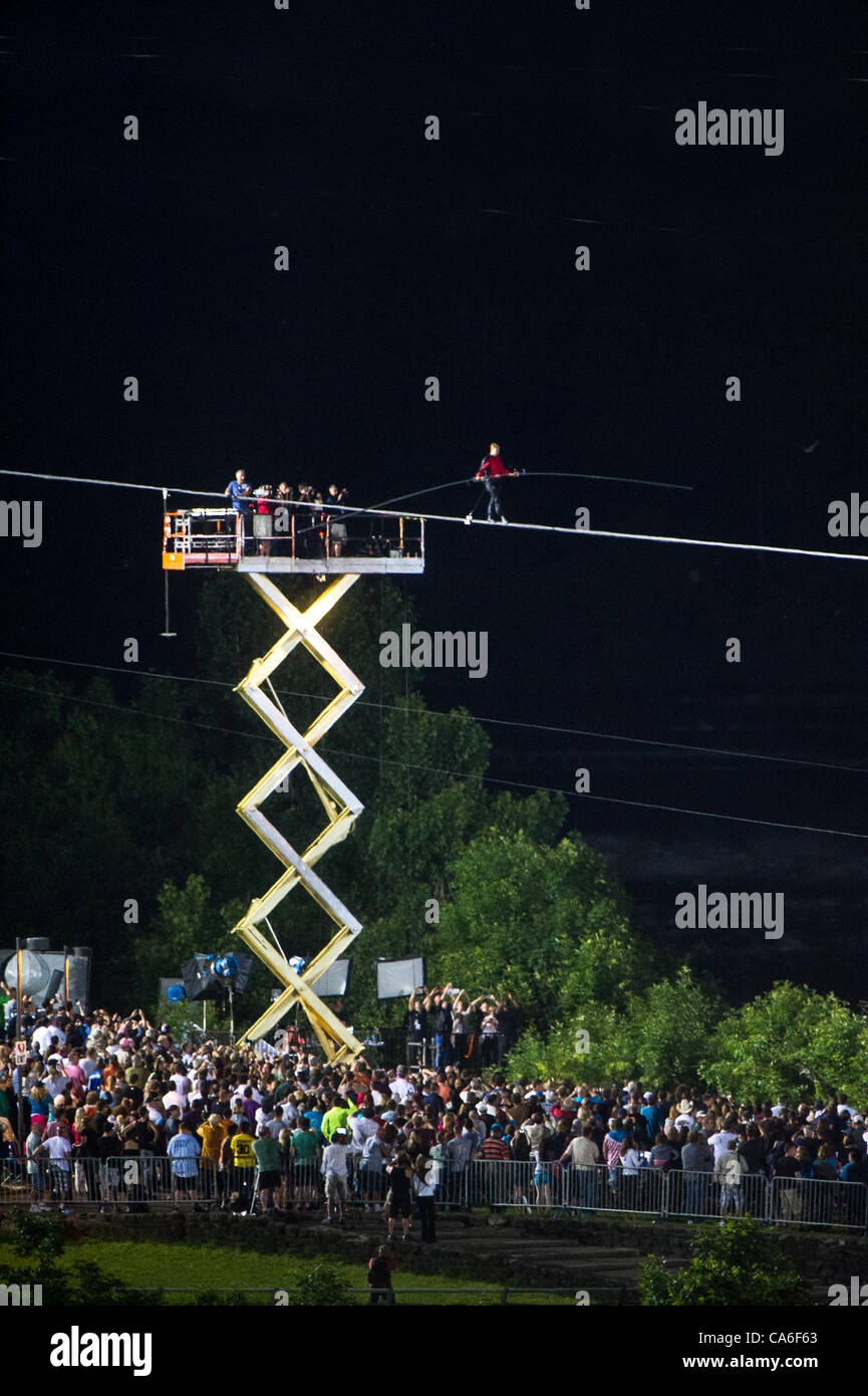 Niagara Falls, États-Unis d'Amérique. Funambule Nik Wallenda marche à travers les chutes du Niagara le 15 juin 2012 Banque D'Images