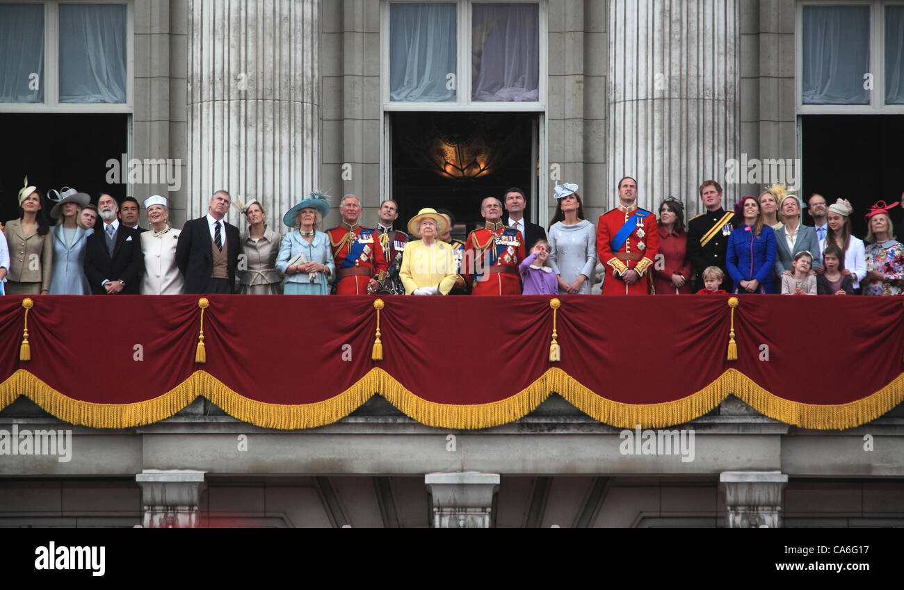 La reine Elizabeth II le prince Philip et la famille royale observent le survol depuis le balcon de Buckingham Palace, Trooping of the Color Ceremony le 2012 juin Banque D'Images