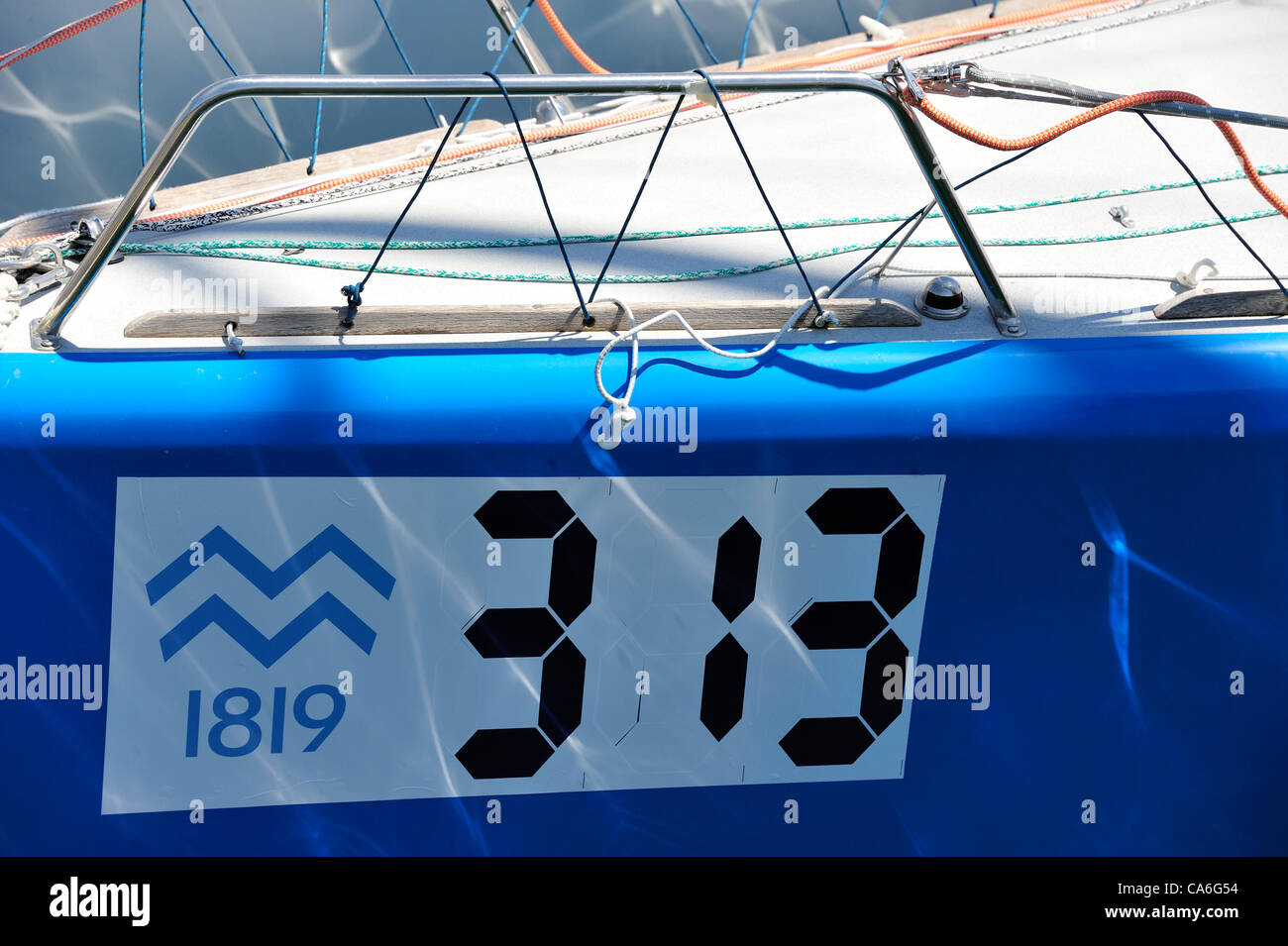 Autocollant numéro sur un bateau sur le point de démarrer le Bol  d'annuelles ou de course à voile sur le lac de Genève (Lac Léman). La  course couvre, à 60 km d'un