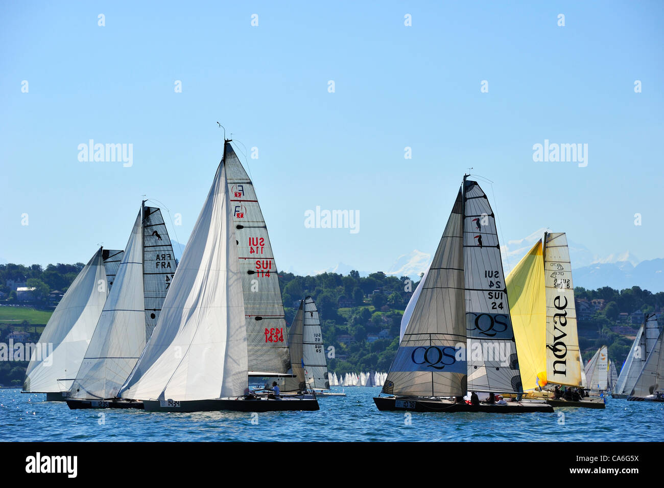 Yachts commencer le Bol d'annuelles ou de course à voile sur le lac de  Genève (Lac Léman, Suisse. Photo prise quelques minutes après le début. La  course couvre, à 60 km d'un