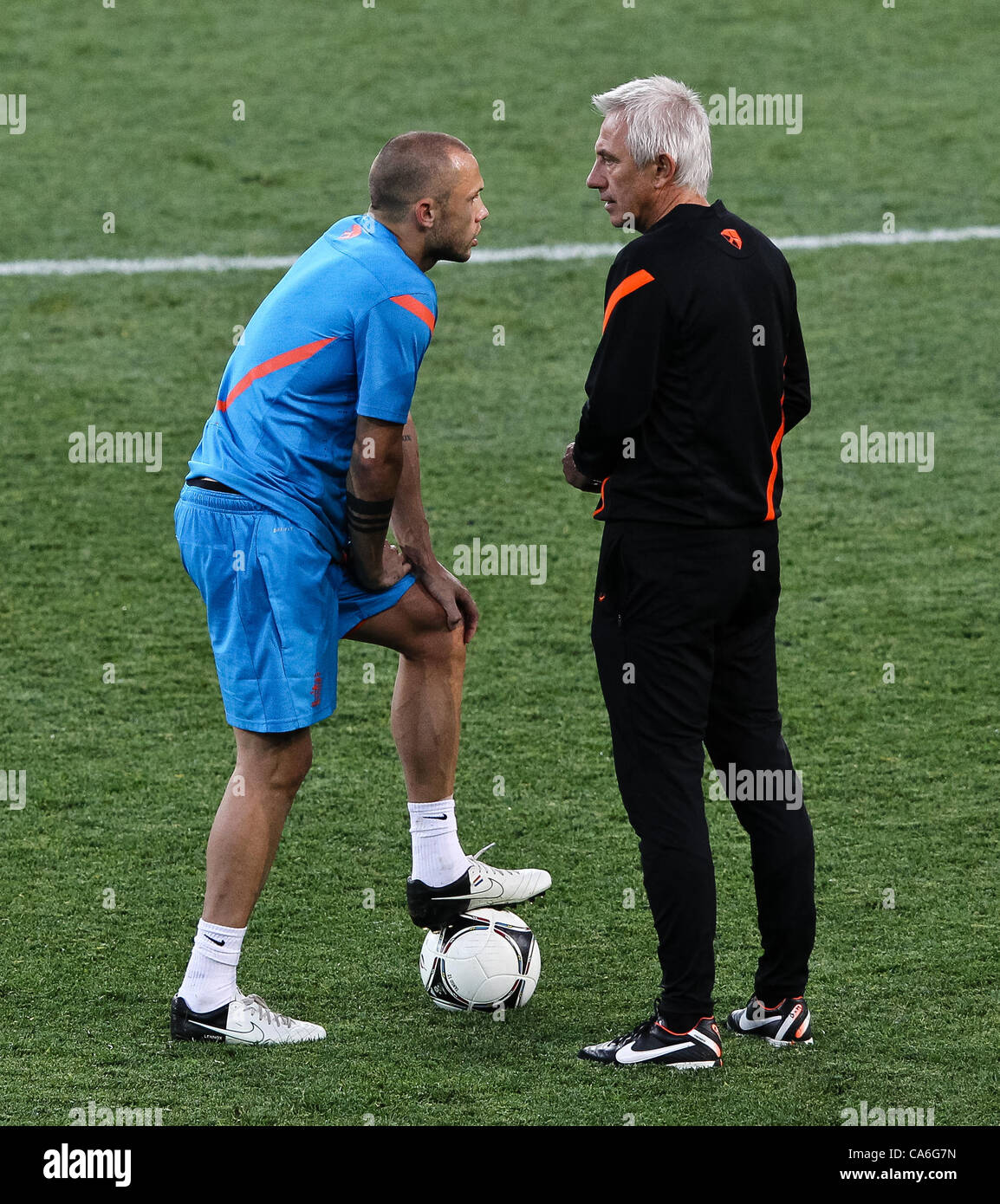 16.06.2012. Kharkiv, Ukraine. Headcoach néerlandais Bert Van Marwijk et un joueur John basketteur professionnel italien pendant une session de formation au stade Metalist Kharkiv en le 16 juin 2012, à la veille de leur groupe B Euro 2012 championnats match de football contre le Portugal. Banque D'Images