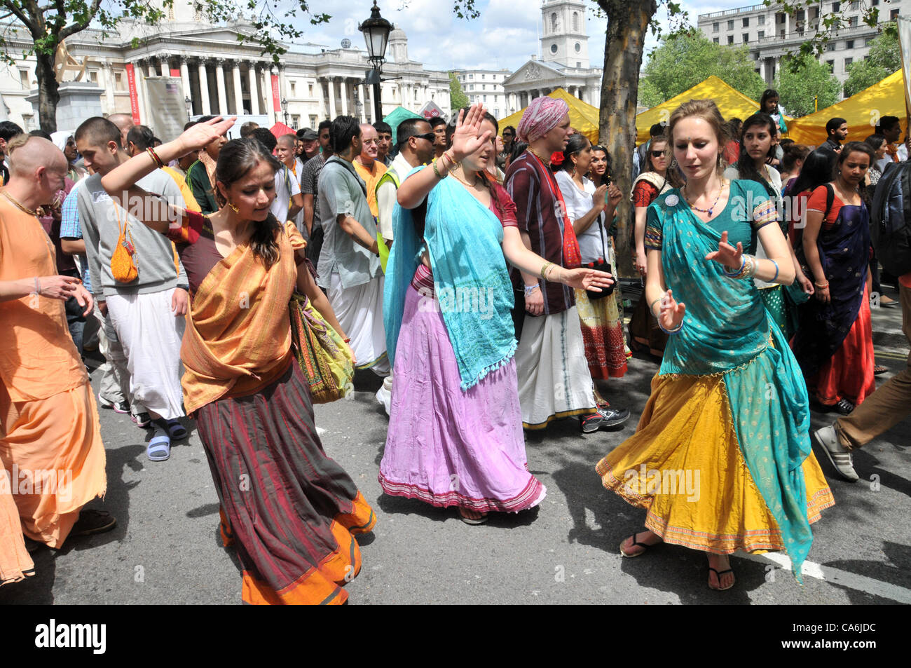 Trafalgar Square, Londres, Royaume-Uni. 17 juin 2012. En face de la Galerie Nationale, trois filles de la danse comme des centaines de fêtards Hare Krishna profitez de l 'Ratha-Yatra' Festival de chars.Photo par : Matthieu Chattle/Alamy Live News Banque D'Images