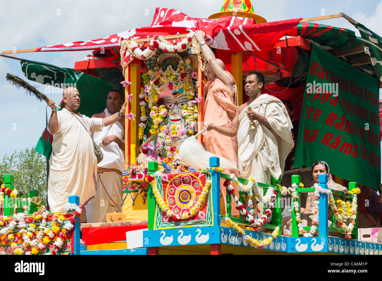 Londres, Royaume-Uni. 17 Juin, 2012. Rathayatra parade avec les grandes foules d'adeptes Hare Krishna à Londres. Banque D'Images