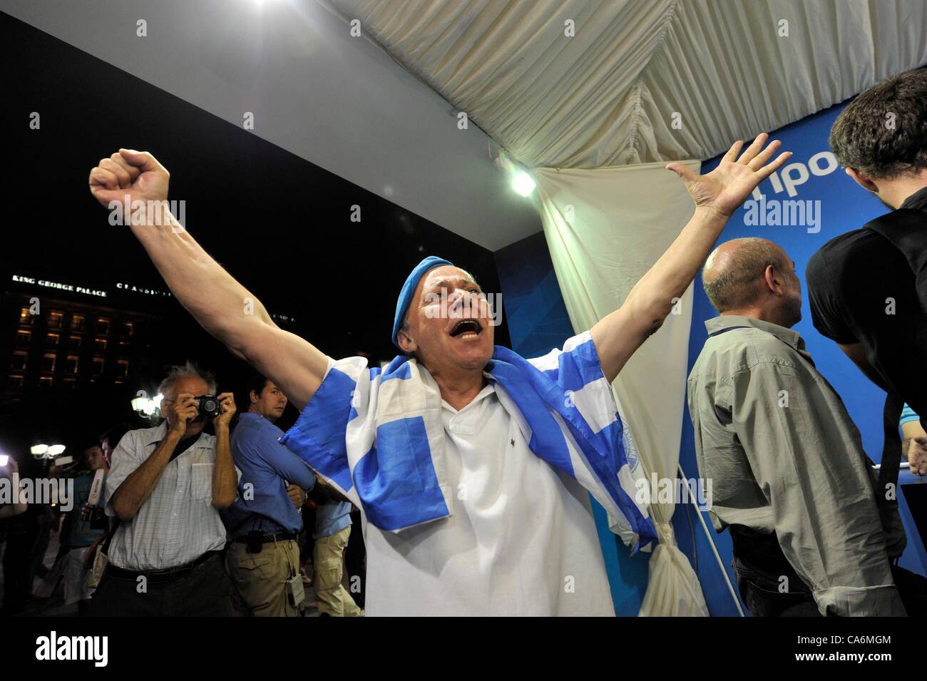 17 juin 2012 Grèce Athènes - élections en Grèce - des partisans du parti Nouvelle Démocratie et de célébrer les résultats de l'élection. Les résultats des élections ont montré la nouvelle démocratie gagner contre parti de gauche SYRIZA. Banque D'Images