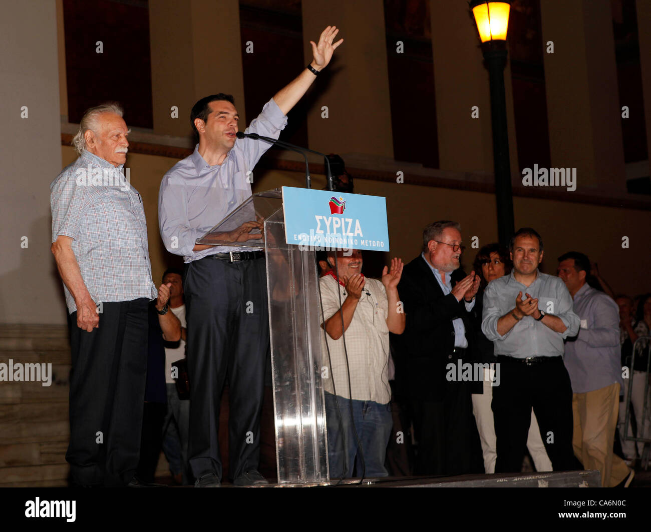 17 juin 2012 Grèce Athènes - élections en Grèce - Alexis Tsipras, chef de la Coalition de la gauche radicale (SYRIZA), grâce à ses partisans à l'extérieur de l'Université d'Athènes. Syriza est classé deuxième partie. Alexis Tsipras avec Manolis Glezos en photo. Banque D'Images