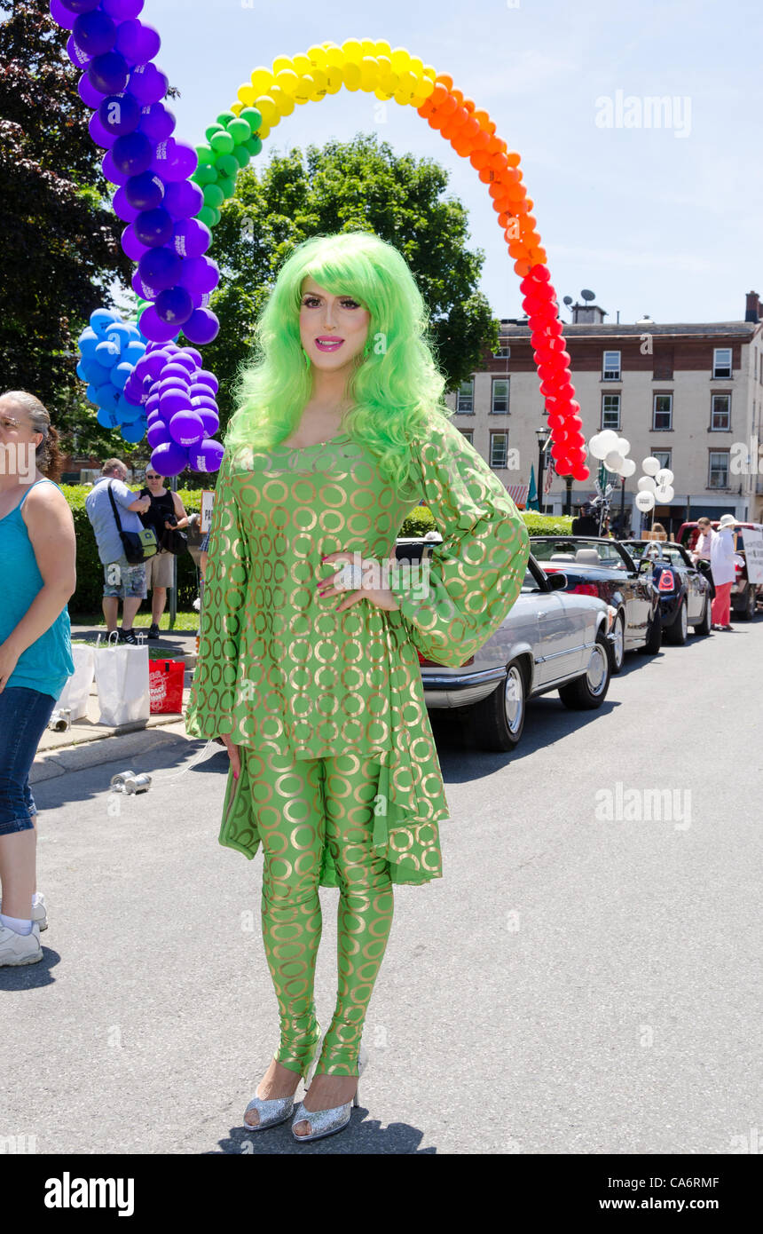 Hudson, New York, le samedi 16 juin, 2012. Ballons, représentant les couleurs de la Gay Pride sont flottants dans le ciel, la préparation pour le défilé. Laitue Hedda prend une minute pour afficher sa belle robe Banque D'Images
