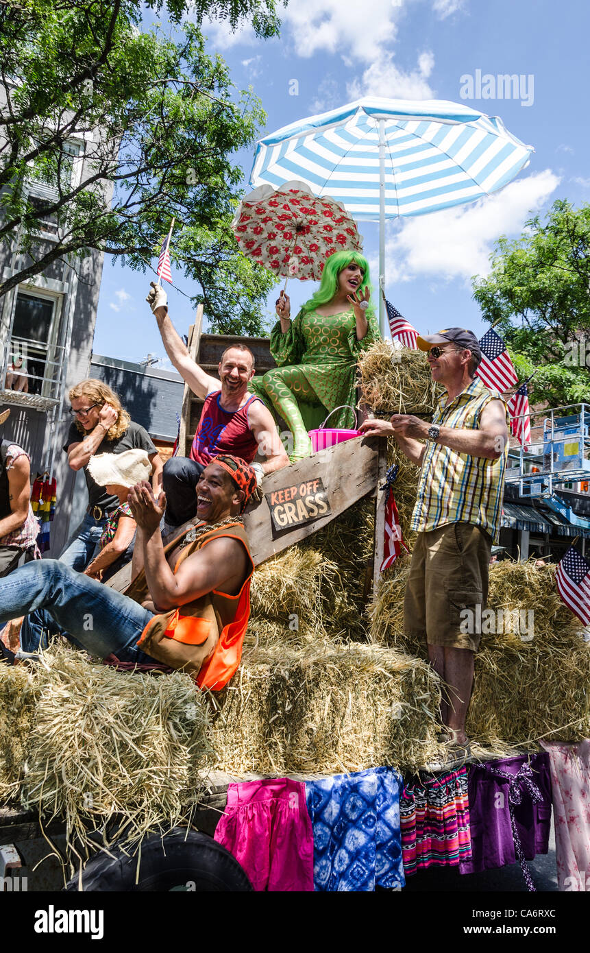 Hudson, New York, le samedi 16 juin, 2012. Flotteur avec Hedda la laitue et les autres participants célèbre la Gay Pride Parade Banque D'Images