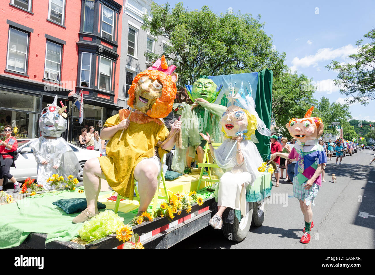 Hudson, New York, le samedi 16 juin, 2012. Papier de Position flottante à Machee généraux et autres Gay Pride Parade participants célèbre Banque D'Images