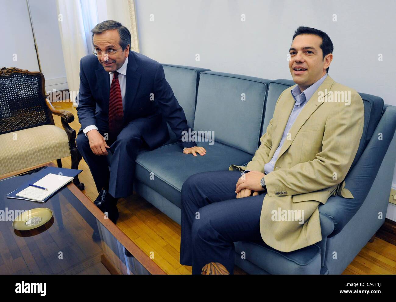 Athènes, Grèce. 18 juin 2012. Rencontre entre le chef de la Nouvelle Démocratie, Antonis Samaras et de Syriza, Alexis Tsipras, partie. Samaras tente de former une coalition après avoir remporté les élections du 17 juin. Banque D'Images