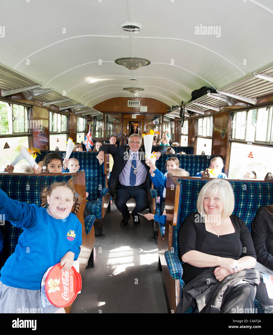 Lundi 18 juin2012. Maire de la ville de Pickering William Oxley pose avec les enfants de l'école, pendant le trajet en train de Whitby à Pickering sur le North Yorkshire Moors railway train la Sir Nigel Gresley. Banque D'Images