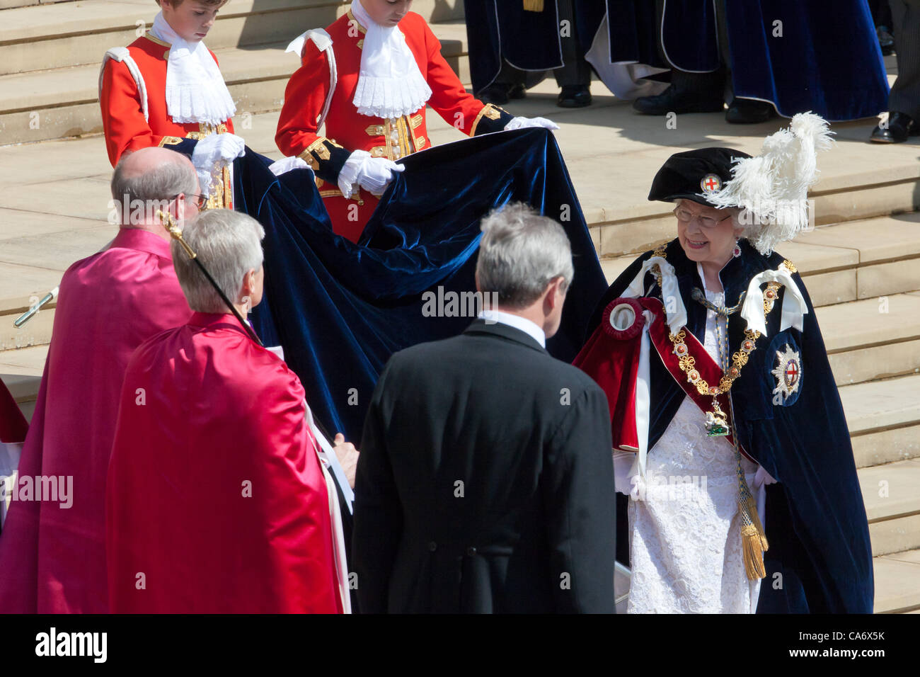 Sa Majesté la Reine Elizabeth II sur les marches de la Chapelle St George à la jarretière Jour du château de Windsor 18 juin 2012 P.0183 Banque D'Images
