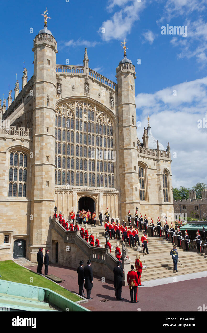 Garde d'honneur sur les étapes de l'ouest de la Chapelle St George à la jarretière Jour du château de Windsor 18 juin 2012. Par0178 Banque D'Images