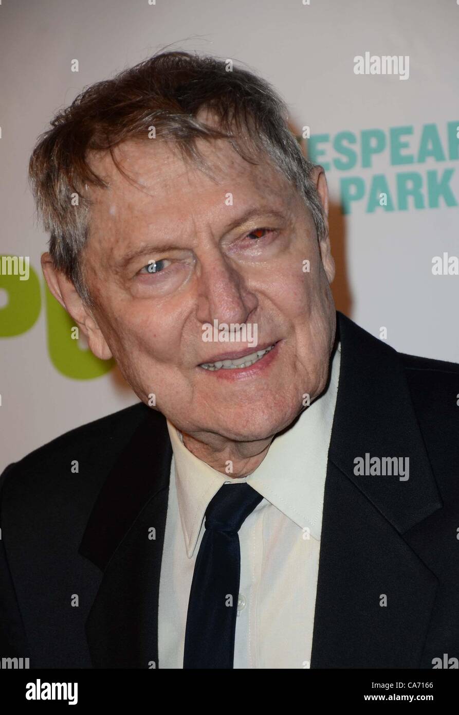 John Cullum aux arrivées pour 50e anniversaire Théâtre Public Gala Al Pacino, Théâtre Delacorte, Central Park, New York, NY Le 18 juin 2012. Photo par : Derek Storm/Everett Collection Banque D'Images