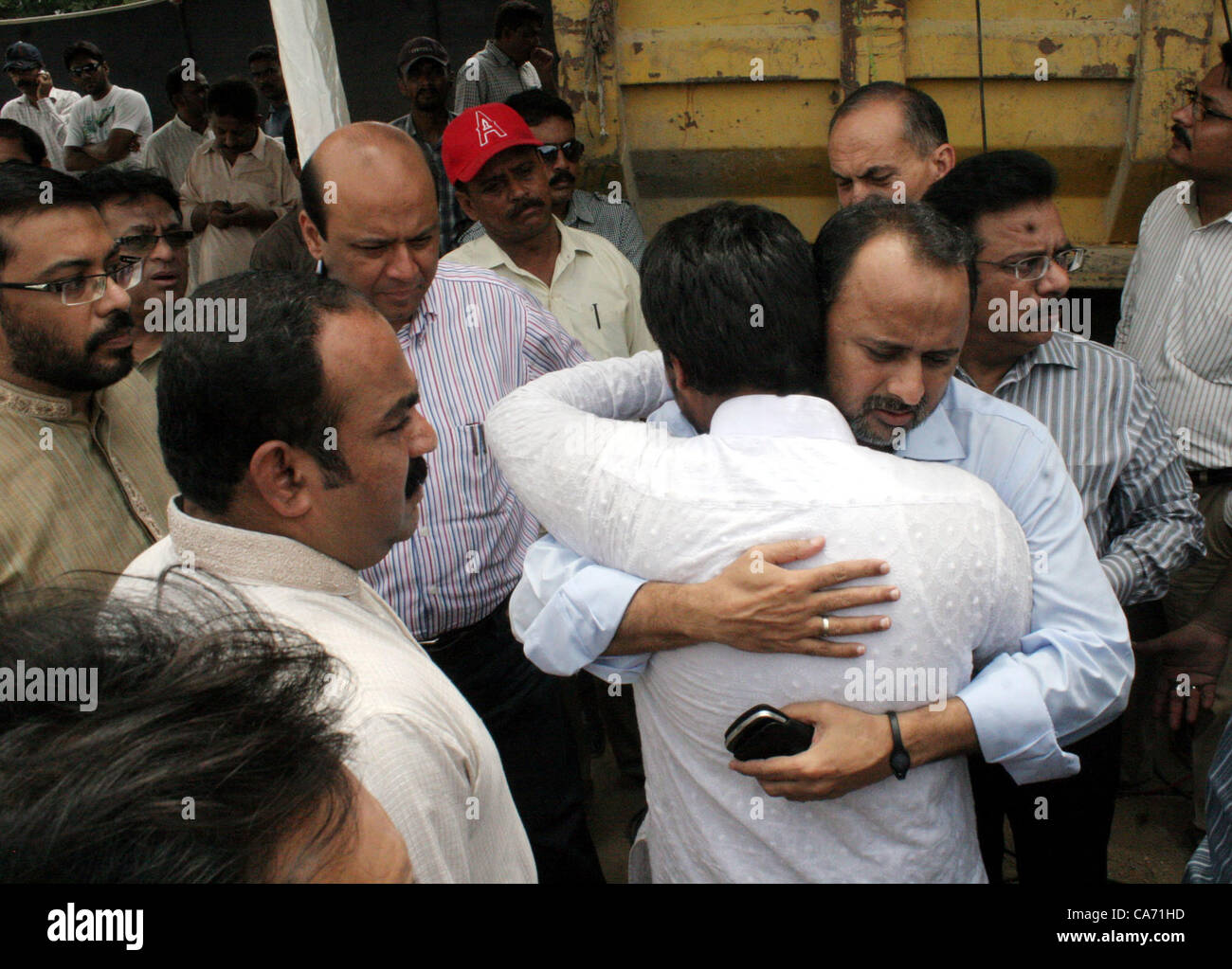 Le deuil des proches pendant la prière funéraire de trois partisans du Muttehda Qaumi Movement (MQM) qui ont été abattus downy, Mirza Adam Khan road à North Karachi le mardi 19 juin, 2012. Banque D'Images