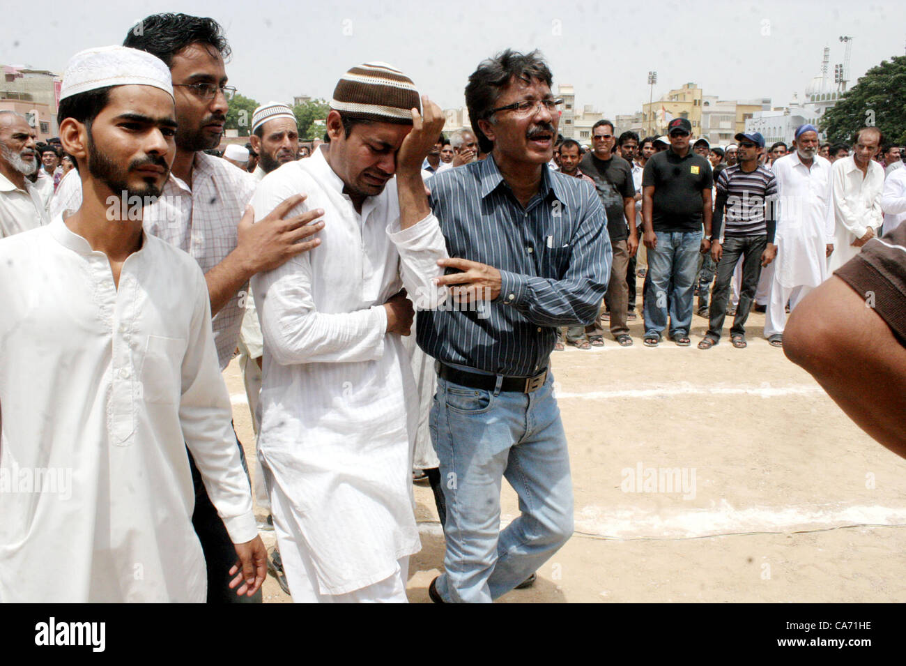 Le deuil des proches pendant la prière funéraire de trois partisans du Muttehda Qaumi Movement (MQM) qui ont été abattus downy, Mirza Adam Khan road à North Karachi le mardi 19 juin, 2012. Banque D'Images