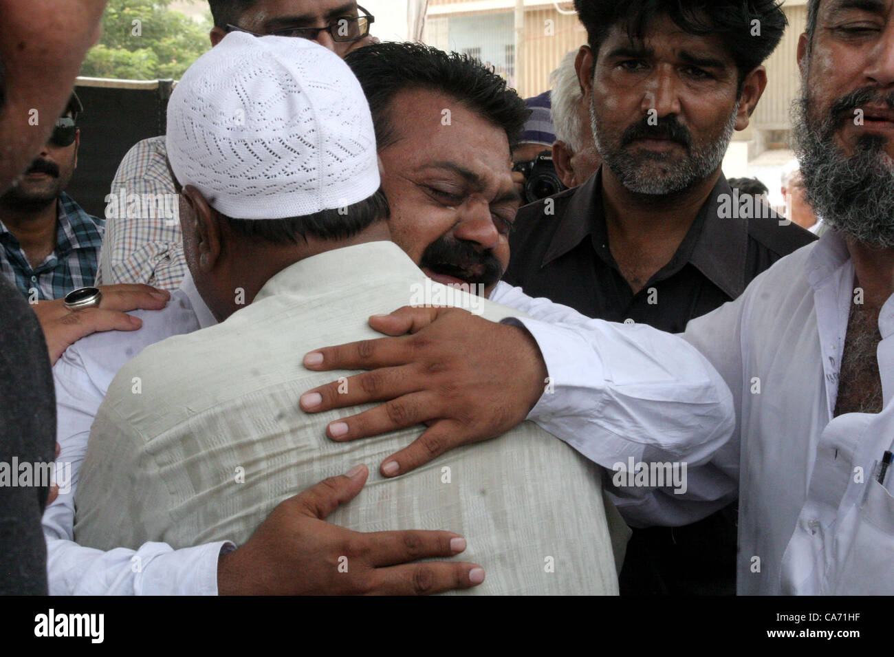 Le deuil des proches pendant la prière funéraire de trois partisans du Muttehda Qaumi Movement (MQM) qui ont été abattus downy, Mirza Adam Khan road à North Karachi le mardi 19 juin, 2012. Banque D'Images