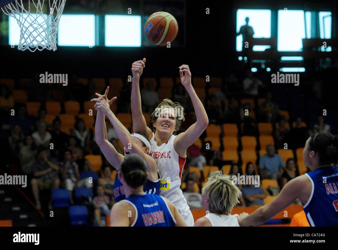 Jana Vesela (CZE). L'équipe féminine de basket-ball tchèque de la battre en match amical contre la République tchèque, la Grande-Bretagne a joué à Prague le 19 juin 2012. (Photo/CTK Michal Kamaryt) Banque D'Images