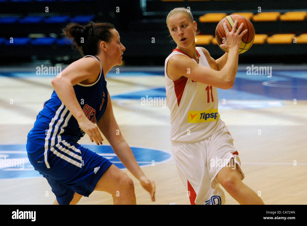 Katerina Elhotova (CZE, à gauche) et Rose Anderson (GBR). L'équipe féminine de basket-ball tchèque de la battre en match amical contre la République tchèque, la Grande-Bretagne a joué à Prague le 19 juin 2012. (Photo/CTK Michal Kamaryt) Banque D'Images
