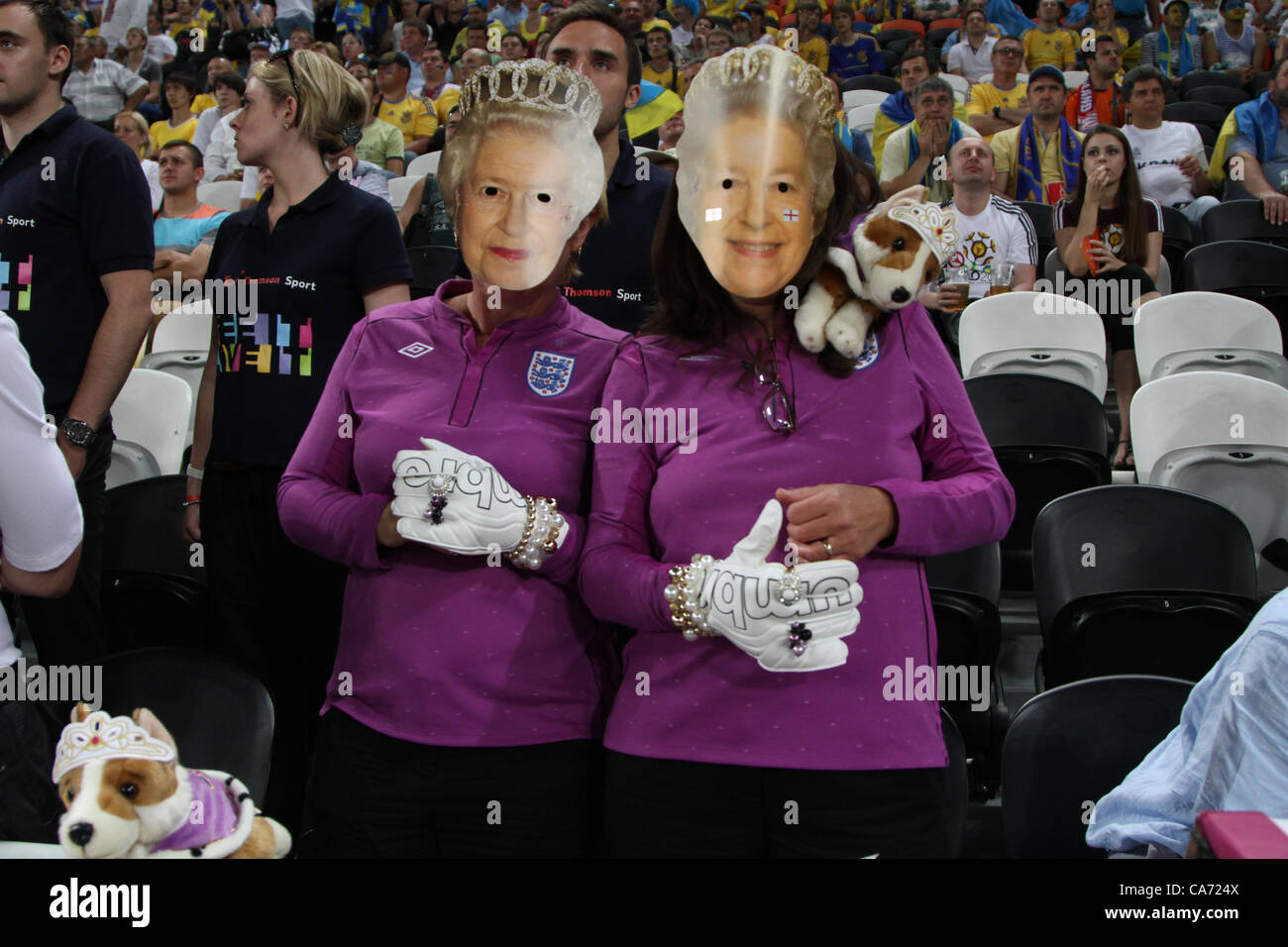 Avec des fans de l'Angleterre Angleterre MASQUES QUEEN V UKRAINE EURO 2012 DONBASS ARENA DONETSK UKRAINE Ukraine 19 juin 2012 Banque D'Images