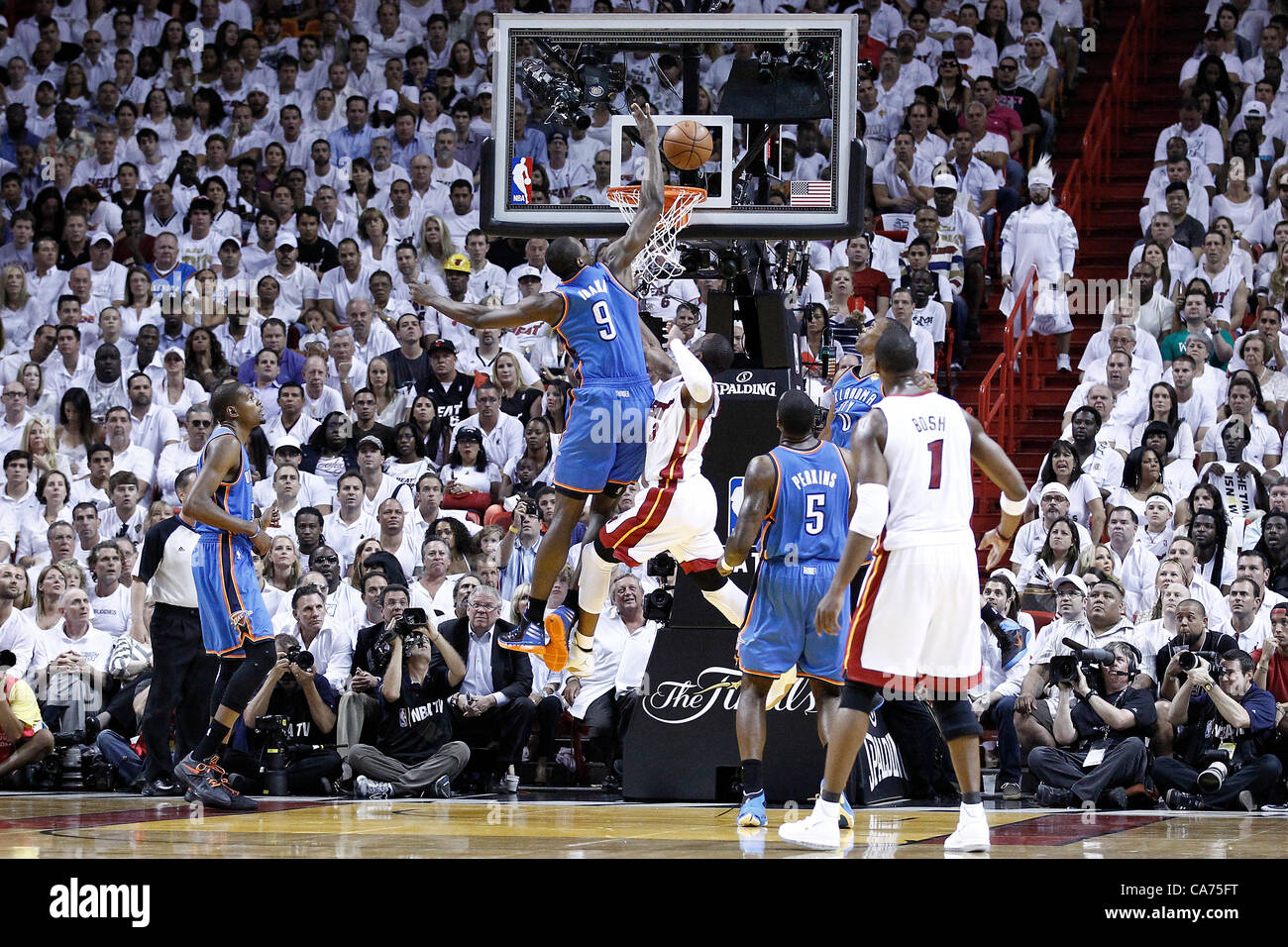 19.06.2012. Miami, Floride, USA. Miami Heat shooting guard Dwyane Wade (3) est souillée par Oklahoma City Thunder power Serge Ibaka vers l'avant (9) au cours du premier trimestre de 2012 Jeu 4 de la Finale NBA, Thunder à la chaleur, à l'American Airlines Arena, Miami, Floride, USA. Banque D'Images