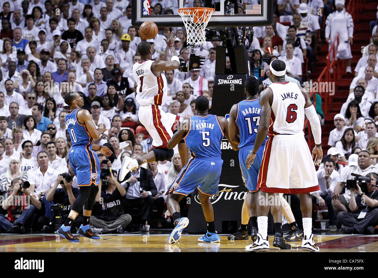 19.06.2012. Miami, Floride, USA. Miami Heat Chris Bosh avant d'alimentation (1) vaut pour le désarmement au cours du premier trimestre de 2012 Jeu 4 de la Finale NBA, Thunder à la chaleur, à l'American Airlines Arena, Miami, Floride, USA. Banque D'Images