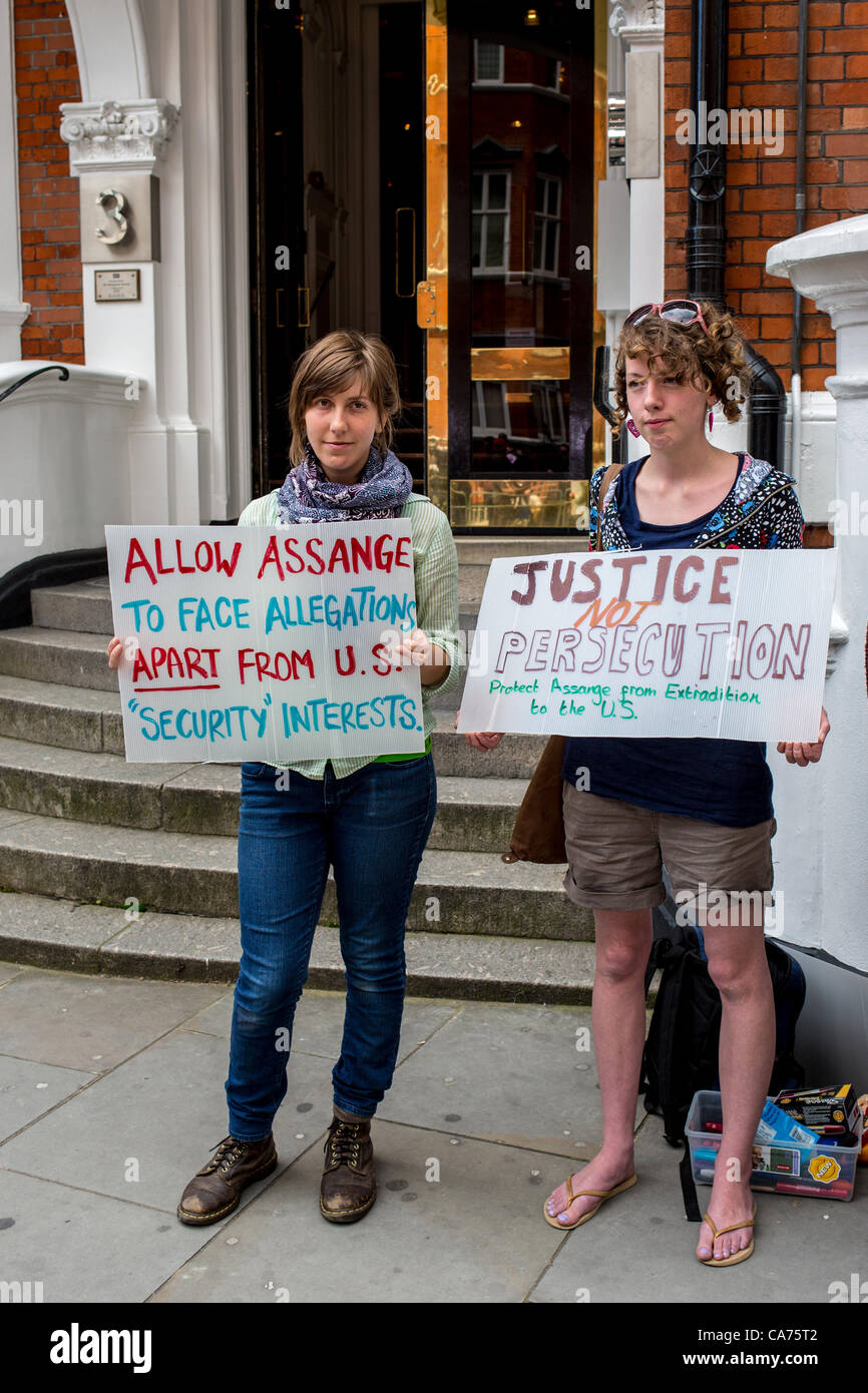 Londres, Royaume-Uni. 20 Juin, 2012. Des manifestants à l'extérieur de l'ambassade d'Equateur à Londres. Le fondateur de Wikileaks Julian Assange est là pour demander l'asile à l'Équateur. Banque D'Images