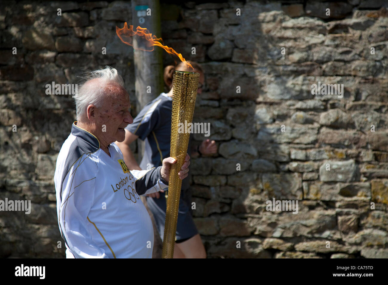 Le mercredi 20 juin 2012, Wensleysdale, North Yorkshire, UK. Relais de la flamme olympique Runner 88 ans Maurice Collett, et président de l'Association athlétique des écoles Westmorland à Aysgarth Falls. Banque D'Images