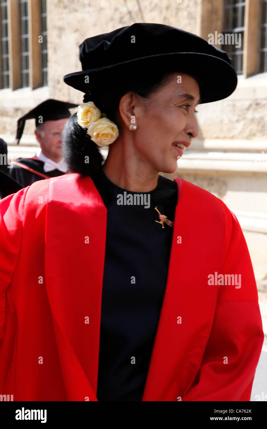 Oxford, UK. Le mercredi 20 juin 2012. Daw Aung San Suu Kyi promenades dans l'Université d'Oxford Encaenia procession. Aung San Suu Kyi est président de la Ligue nationale pour la démocratie et membre du parlement birman elle reçoit le titre honorifique de docteur en droit civil par l'Université d'Oxford d'où elle sort diplômée en 1969 en reconnaissance de sa lutte pour la démocratie en Birmanie. Banque D'Images