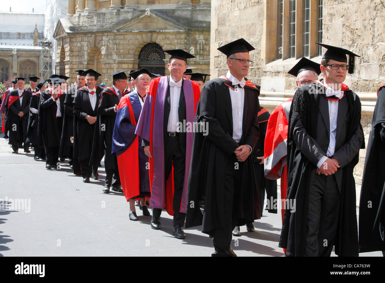 Oxford, UK. Le mercredi 20 juin 2012. Oxford. La traditionnelle procession Encaenia. Encaenia est la cérémonie au cours de laquelle l'Université d'Oxford awards des diplômes honorifiques à distinguer les hommes et les femmes et commémore ses bienfaiteurs. Banque D'Images