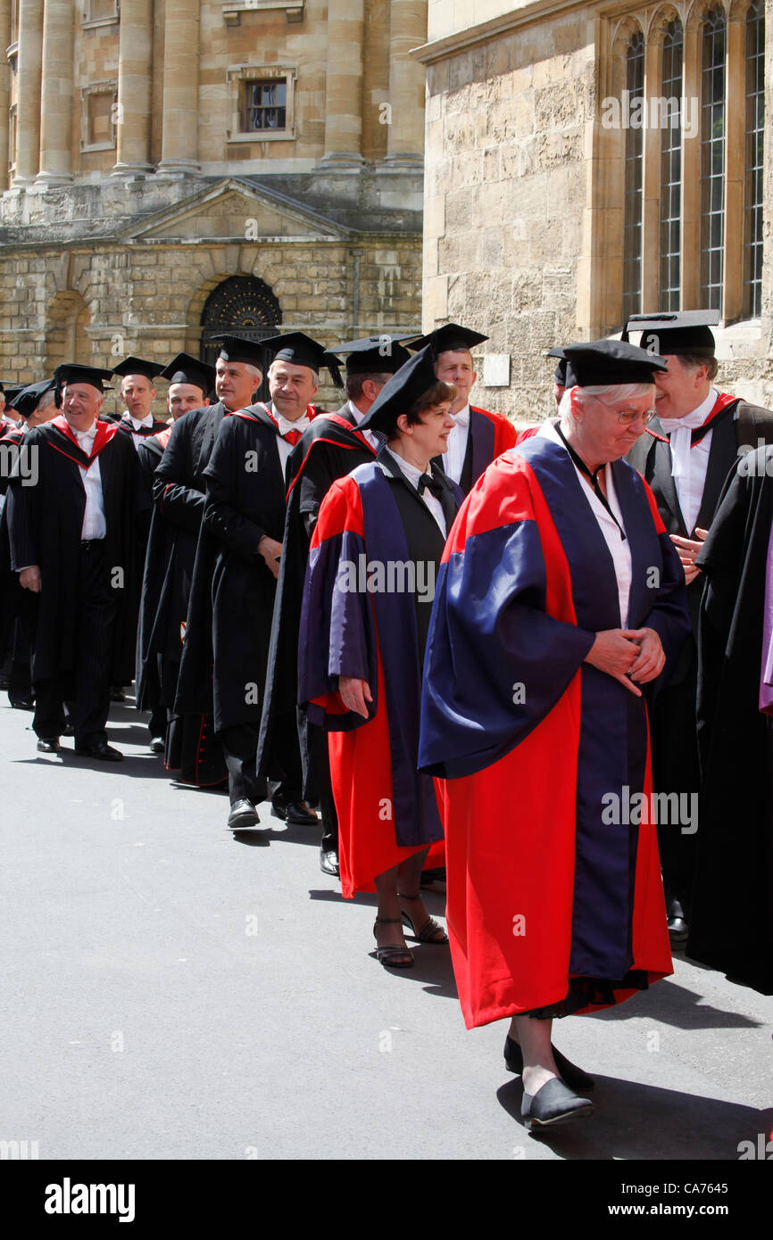 Oxford, UK. Le mercredi 20 juin 2012. Oxford. La traditionnelle procession Encaenia. Encaenia est la cérémonie au cours de laquelle l'Université d'Oxford awards des diplômes honorifiques à distinguer les hommes et les femmes et commémore ses bienfaiteurs. Banque D'Images