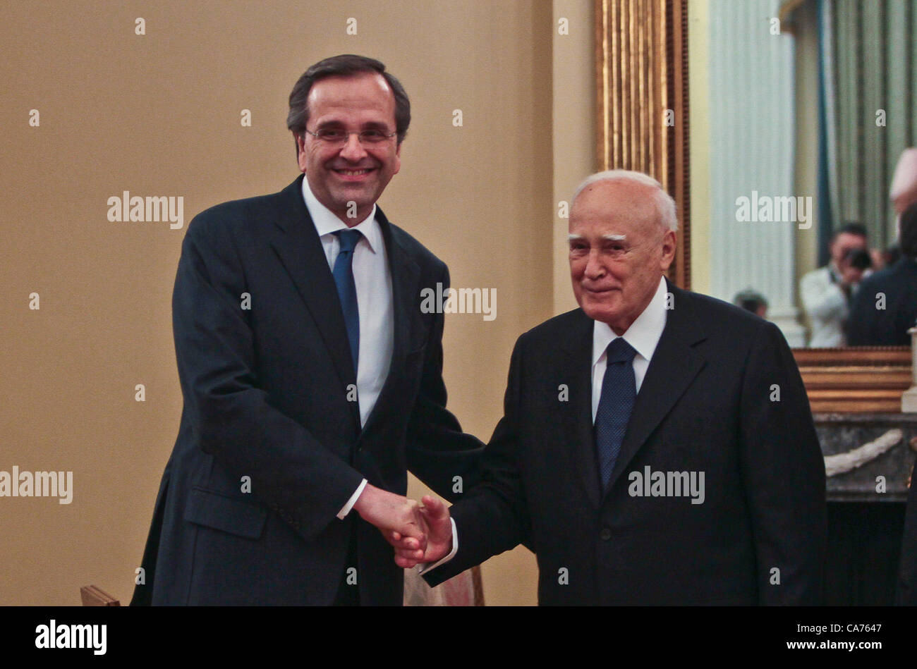 20 juin 2012 - Athènes, Grèce - Parti conservateur Nouvelle démocratie chef grec Antonis Samaras, gauche, serre la main avec le président grec Karolos Papoulias, à droite, dans le palais présidentiel. Le mercredi 20 juin, 2012. Samaras a prêté serment comme premier ministre mercredi à la tête d'une coalition tripartite, qui défendra le countryÃ•s sauvetage international engagements. Le déménagement se termine une longue crise politique qui a jeté un doute sérieux sur l'countryÃ••EuropeÃ s'avenir en monnaie commune et menacé de plonger plus profondément dans l'Europe une crise financière avec des répercussions mondiales. (Crédit Image : © Evi Banque D'Images