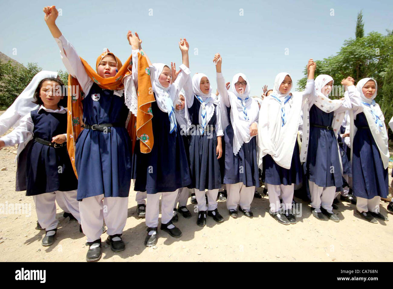 Les étudiants de l'école Campus bien chanter des slogans contre le terrorisme lors d'une manifestation de protestation organisée par le Musée Shaheed Institut pour l'éducation à Quetta le mercredi 20 juin, 2012. Banque D'Images