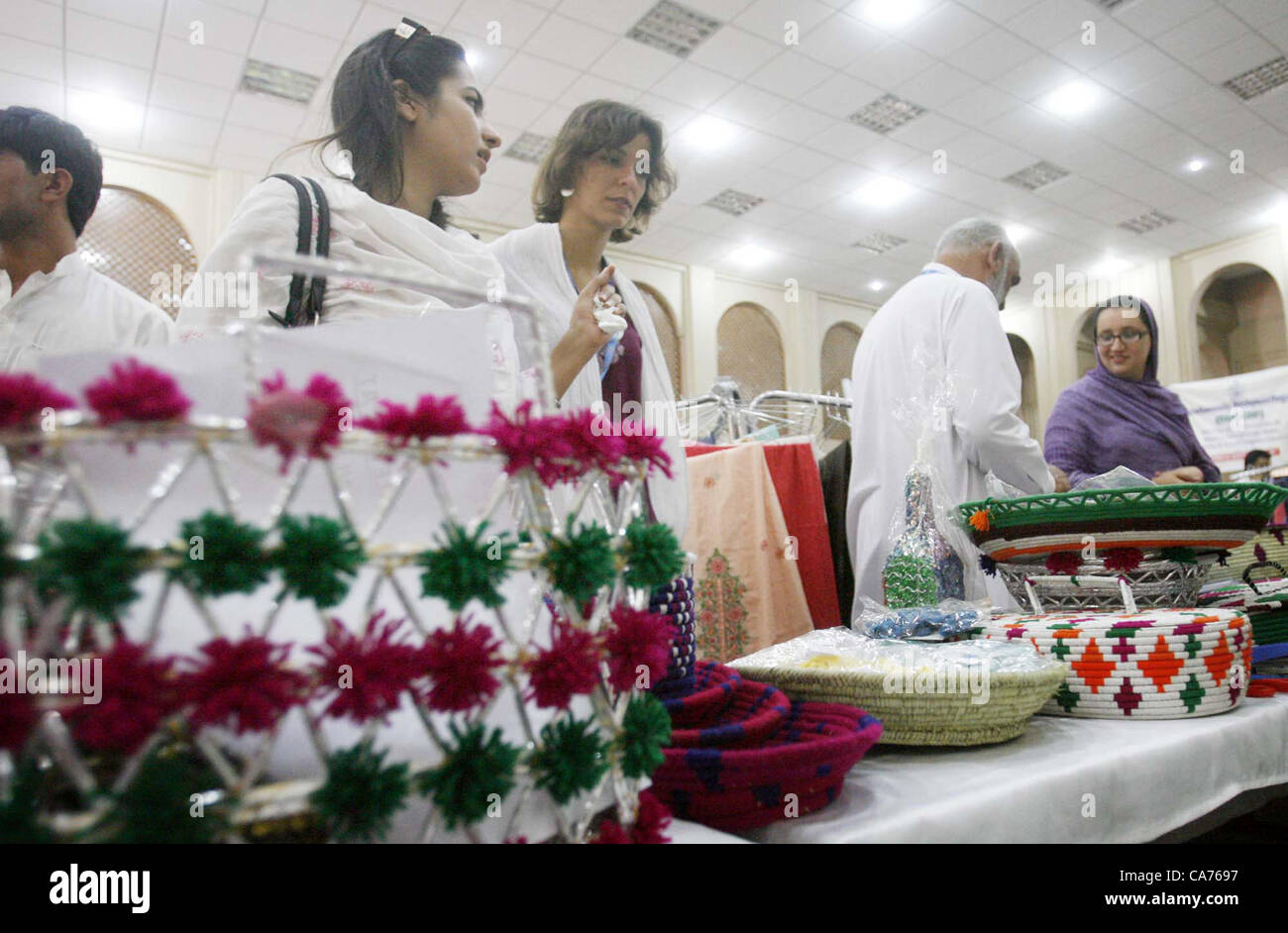 Les étudiants prennent un vif intérêt à cale lors d'une exposition organisée par l'Organisation des Nations Unies pour les réfugiés (HCR) à l'occasion de la Journée mondiale des réfugiés s'est tenue à l'Université de Peshawar Hall PUTA à Peshawar le mercredi 20 juin, 2012. Banque D'Images