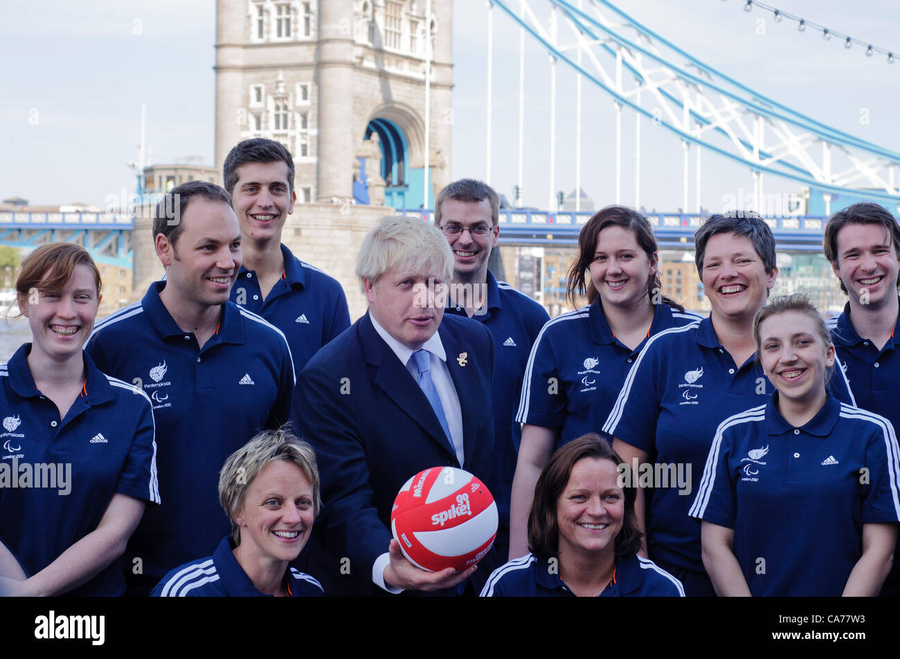 Londres, Royaume-Uni. 20 Juin 2012 : à l'extérieur de l'Hôtel de ville et avec le Tower Bridge en arrière-plan, Maire de Londres, Boris Johnson, avec la nouvelle Londres 2012 GO et masculine de volleyball assis des équipes, la première fois que la Grande-Bretagne aura à la fois les hommes et les femmes représentaient des équipes aux Jeux Paralympiques. © Stephen Chung Banque D'Images