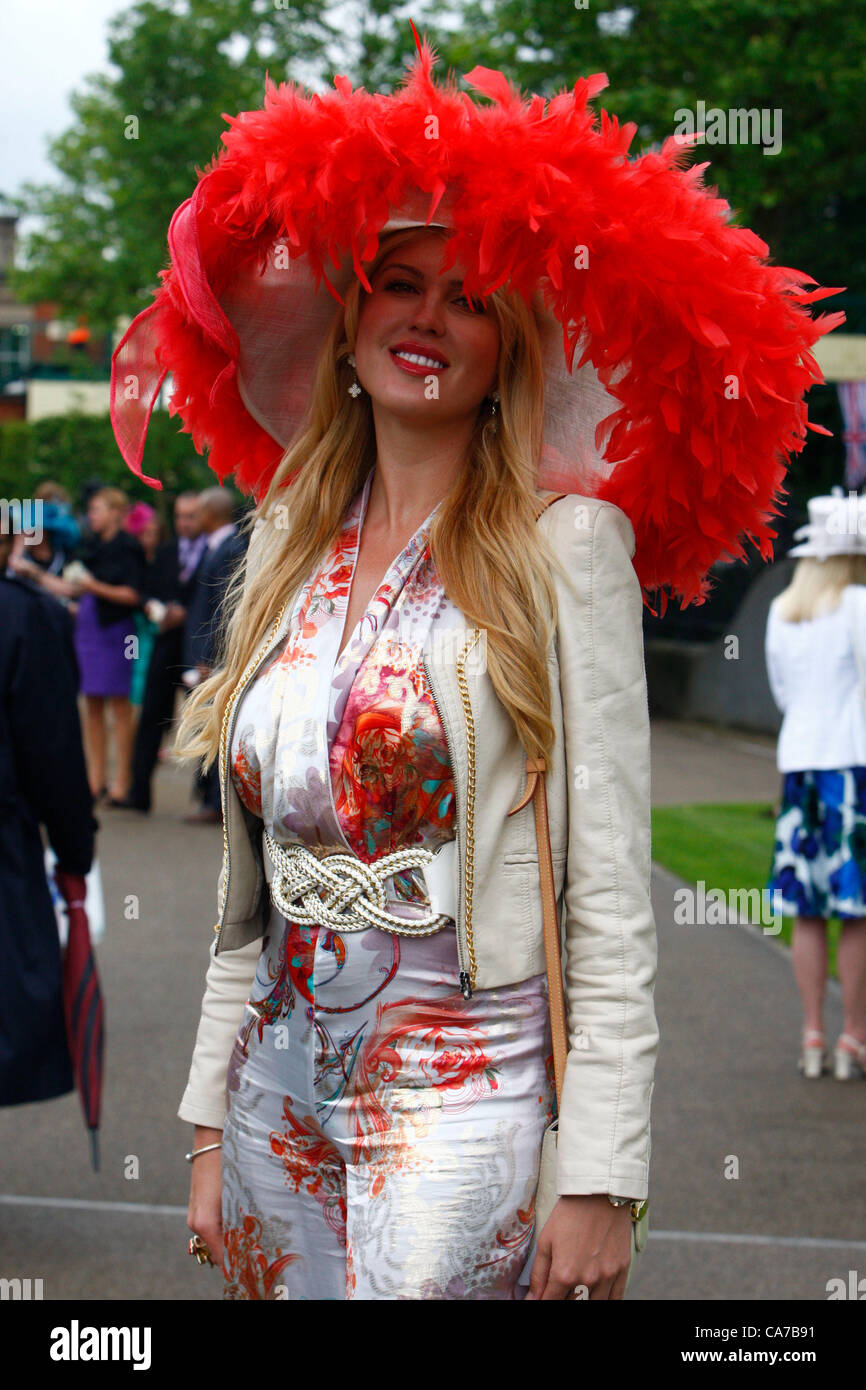 21.06.12 Ascot, Windsor, Royaume-Uni. Une dame porte un chapeau à rebord  plumes au cours de la journée, Mesdames Royal Ascot Festival à Ascot  Racecourse Photo Stock - Alamy