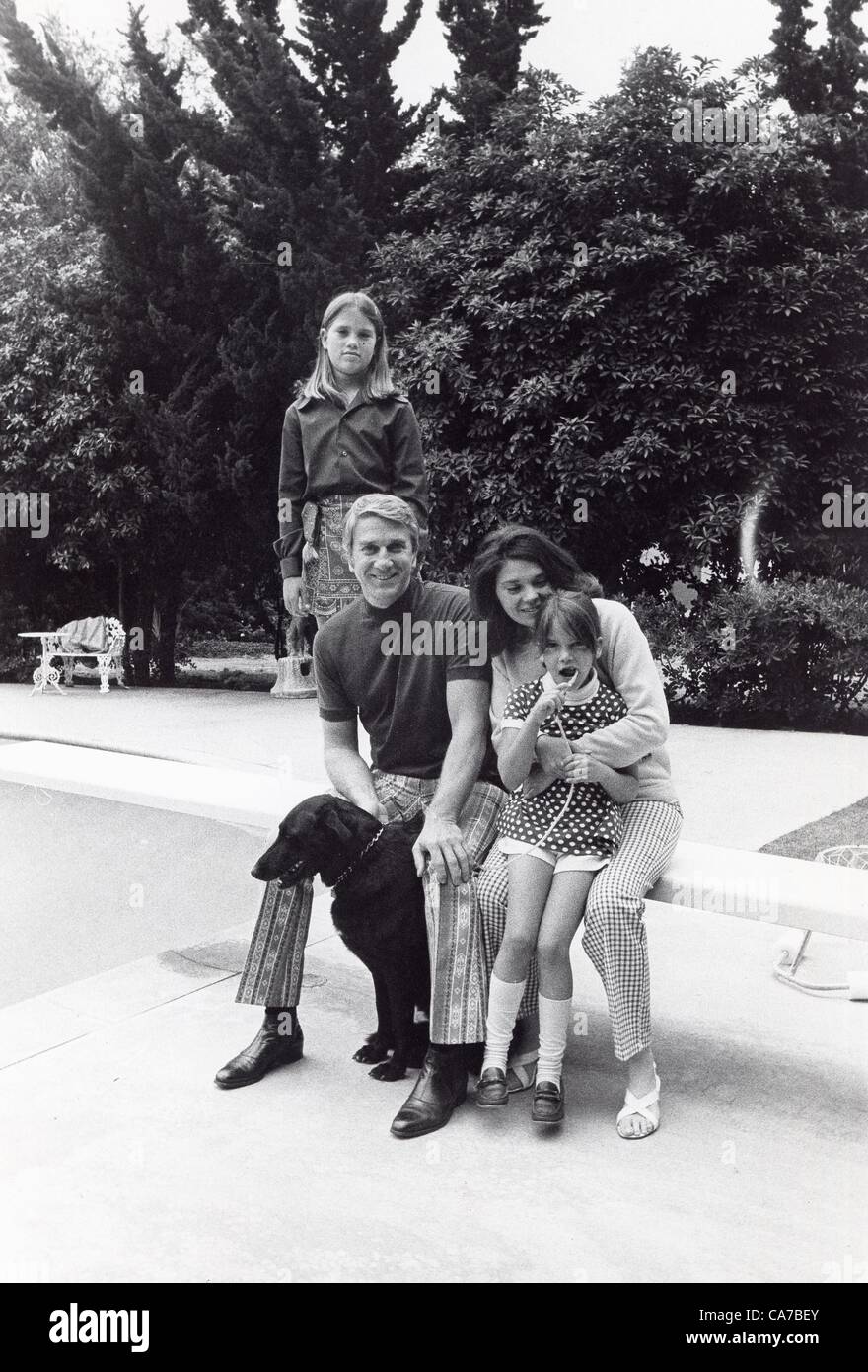 LESLIE NIELSEN en famille.(Image Crédit : Â© W.A. Greenslade/Photos/ZUMAPRESS.com) Globe Banque D'Images