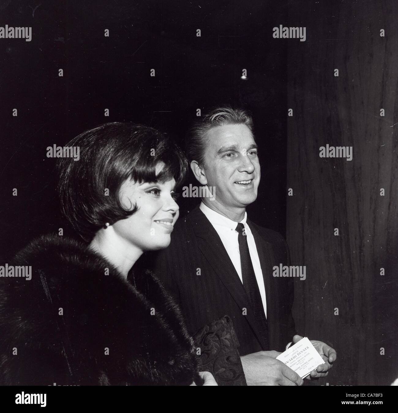 LESLIE NIELSEN avec femme.Fourni par Photos inc.(Image Crédit : Â© fourni par Globe Photos Inc/Globe Photos/ZUMAPRESS.com) Banque D'Images