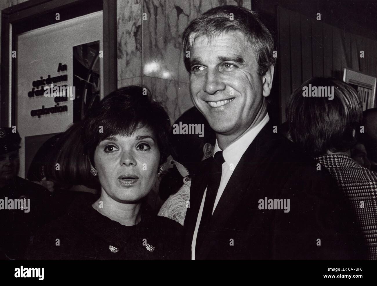 LESLIE NIELSEN avec femme.Fourni par Photos inc.(Image Crédit : Â© fourni par Globe Photos Inc/Globe Photos/ZUMAPRESS.com) Banque D'Images