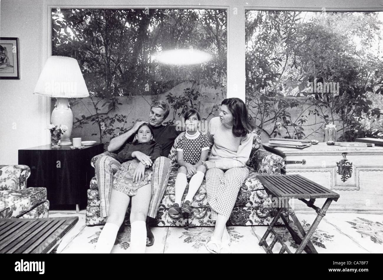 LESLIE NIELSEN en famille.(Image Crédit : Â© W.A. Greenslade/Photos/ZUMAPRESS.com) Globe Banque D'Images