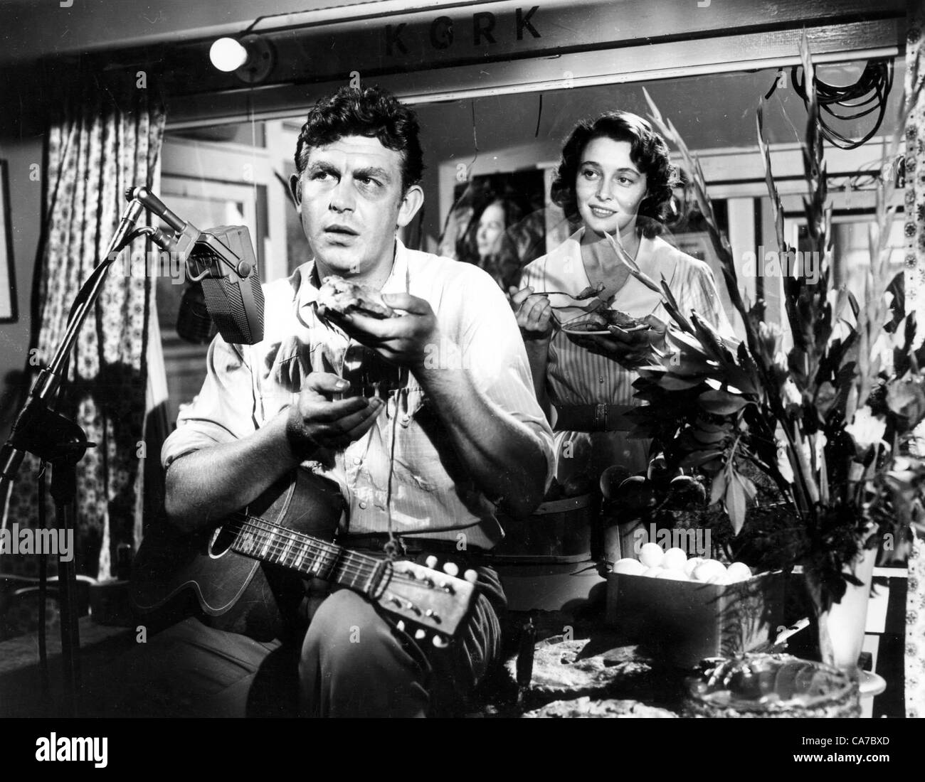 PATRICIA NEAL ET ANDY GRIFFITH DANS UN VISAGE DANS LA FOULE.FILM/TV ENCORE.30030. PATRICIANEALRETRO(Image Crédit : Â© Globe Photos/ZUMAPRESS.com) Banque D'Images