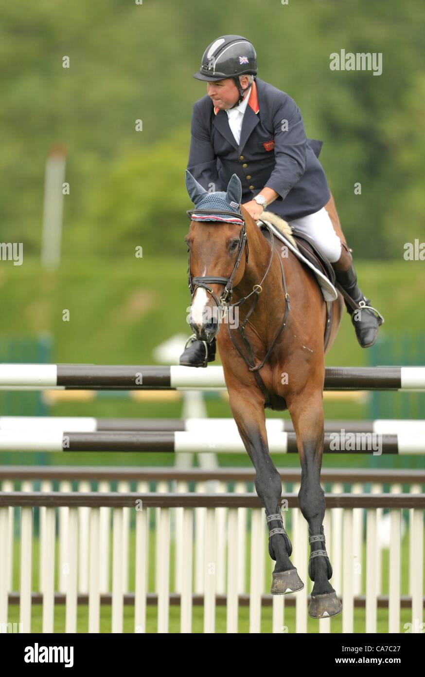 21.06.2012 Le All England jumping course Hickstead, en Angleterre. Uppercut II monté par Geoff Billington [FRA] en action pendant la Vase Bijoutiers Stoner au British Jumping Derby Réunion. Geoff a ensuite terminer en troisième place dans un temps de 79,72 secondes. Banque D'Images