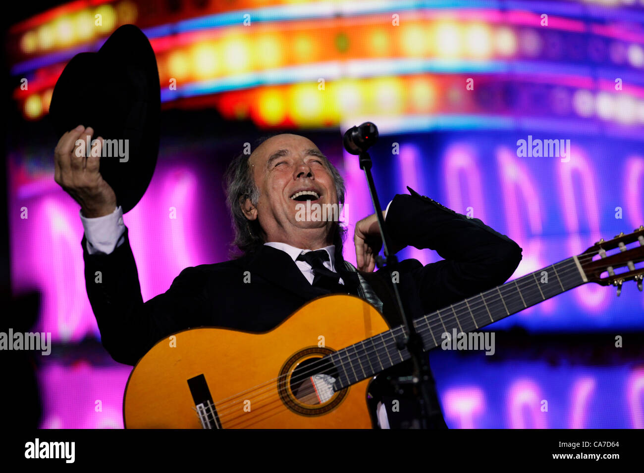 Célèbre artiste espagnol Joan Manuel Serrat dans le stade Nokia de Tel-Aviv Israël le 20 juin 2012. Serrat est considéré comme l'un des personnages les plus importants de la musique populaire moderne, dans les deux langues officielles l'Espagnol et Catalan et est sur un tour du monde Banque D'Images