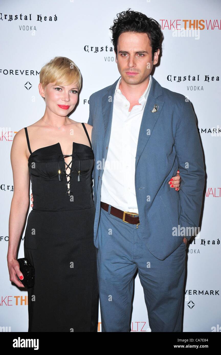 Michelle Williams, Luke Kirby aux arrivées pour prendre cette valse Projection spéciale, monument Theatres' Sunshine Cinema, New York, NY Le 21 juin 2012. Photo par : Gregorio T. Binuya/Everett Collection Banque D'Images