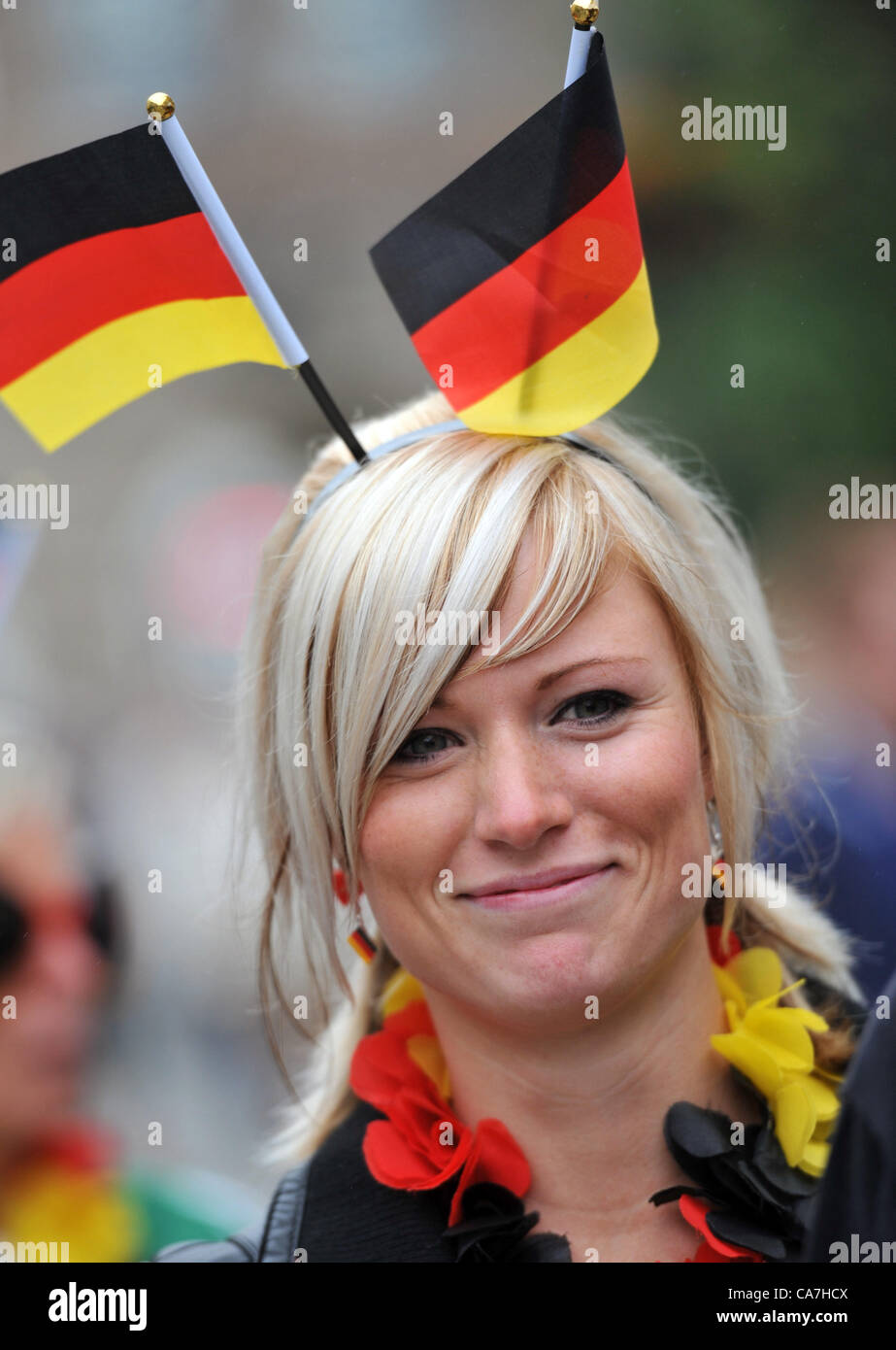 22.06.2012. Gdansk, Pologne. Une supportrice de l'Allemagne porte des petits drapeaux dans les rues avant de l'UEFA EURO 2012 football match de quart de finale l'Allemagne contre la Grèce à Arena Gdansk à Gdansk, Pologne, 22 juin 2012. Banque D'Images