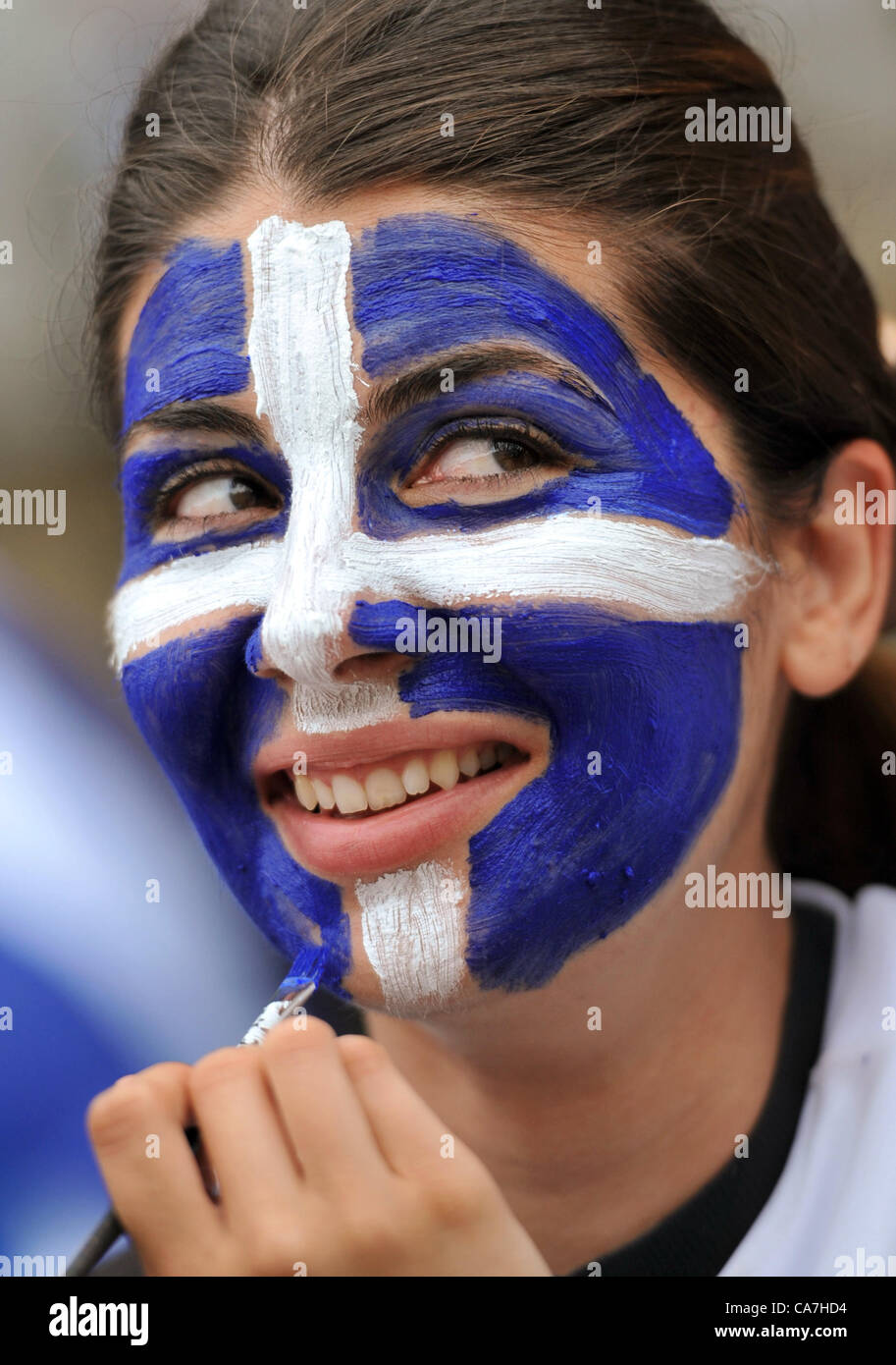 22.06.2012. Gdansk, Pologne. Une supportrice de Grèce a son visage peint dans les couleurs nationales avant l'UEFA EURO 2012 football match de quart de finale l'Allemagne contre la Grèce à Arena Gdansk à Gdansk, Pologne, 22 juin 2012. Banque D'Images