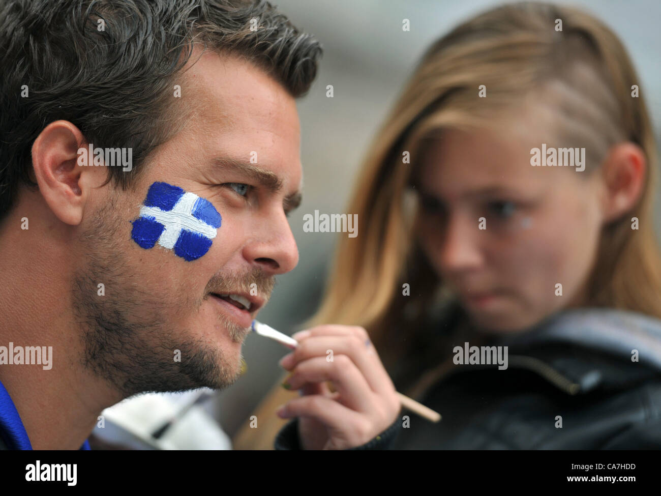 22.06.2012. Gdansk, Pologne. Un partisan de la Grèce obtient son visage peint dans les couleurs nationales avant l'UEFA EURO 2012 football match quart de l'Allemagne contre la Grèce à Arena Gdansk à Gdansk, Pologne, 22 juin 2012. Banque D'Images