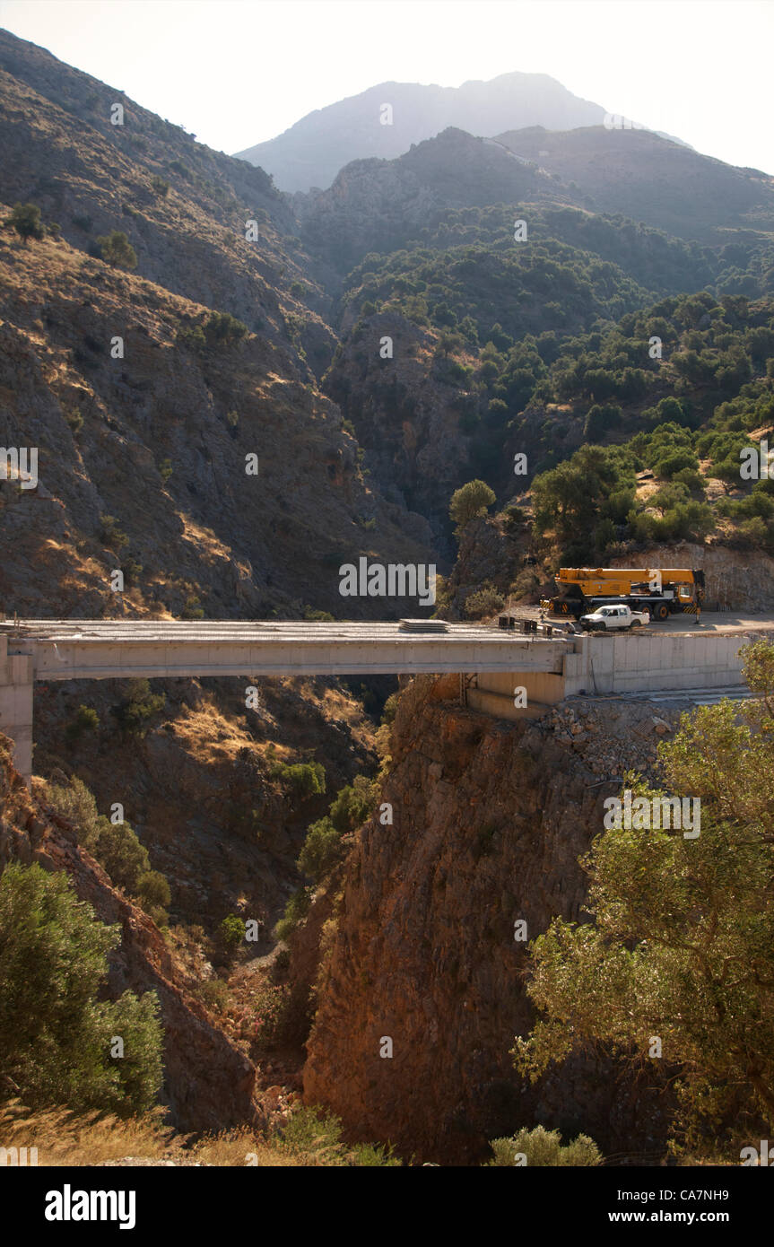 Le positionnement des poutres en béton enjambant la gorge à Rodakino, sur la côte sud de la Crète, Grèce. Banque D'Images