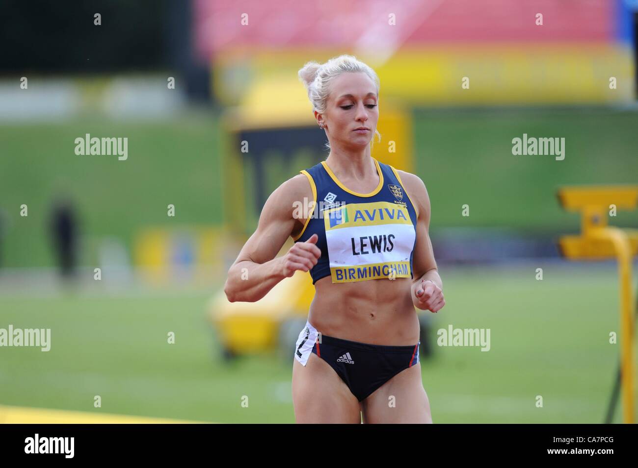 22.06.2012 Birmingham, Angleterre : Womens 100m chauffe, Annabelle Lewis en action au cours de l'Aviva essais au stade Alexandra. Banque D'Images