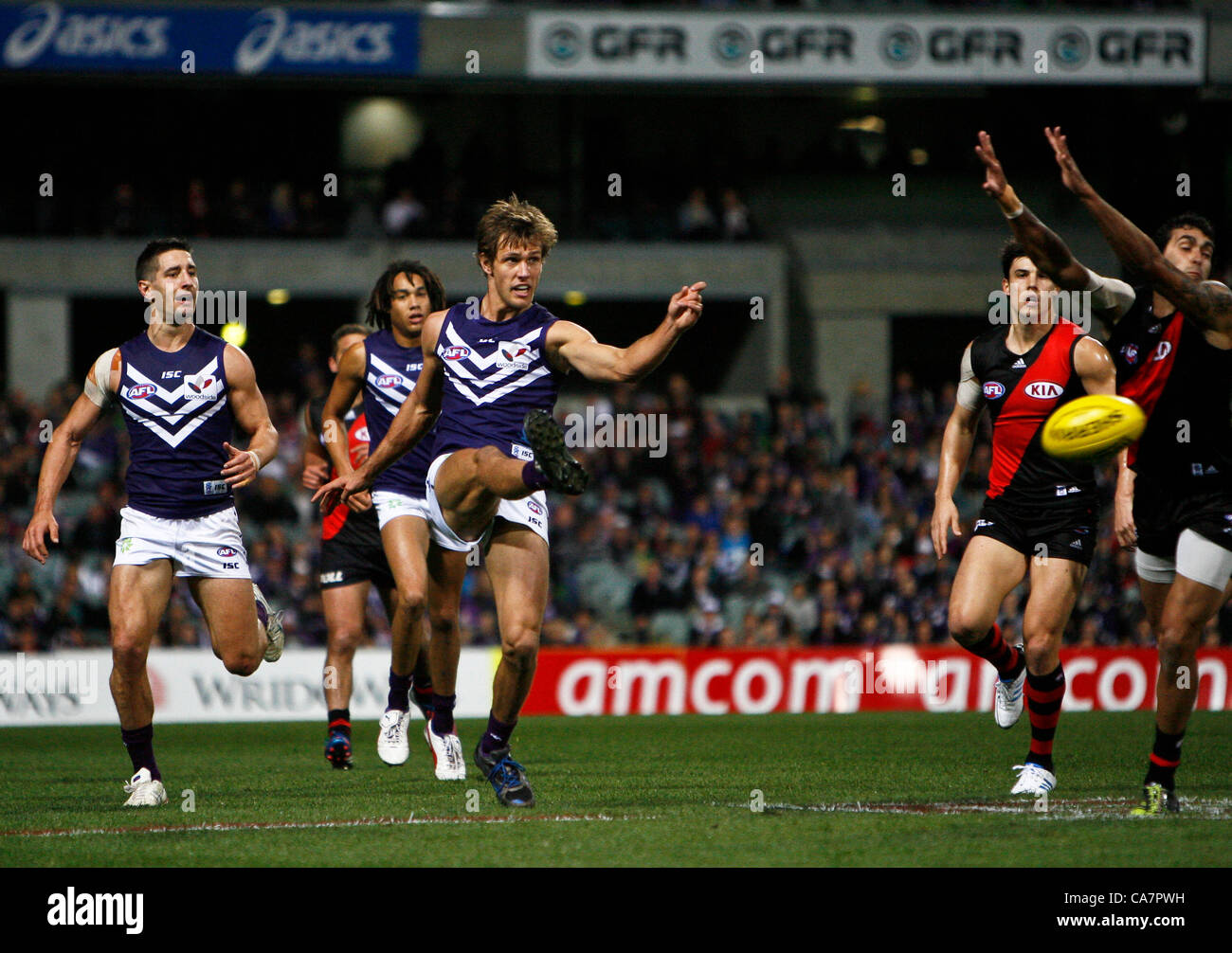 23.06.2012 Subiaco, Australie. Fremantle v Essendon. Matt De Boer kicks pendant le tour de 13 matches joués à Patersons Stadium. Banque D'Images